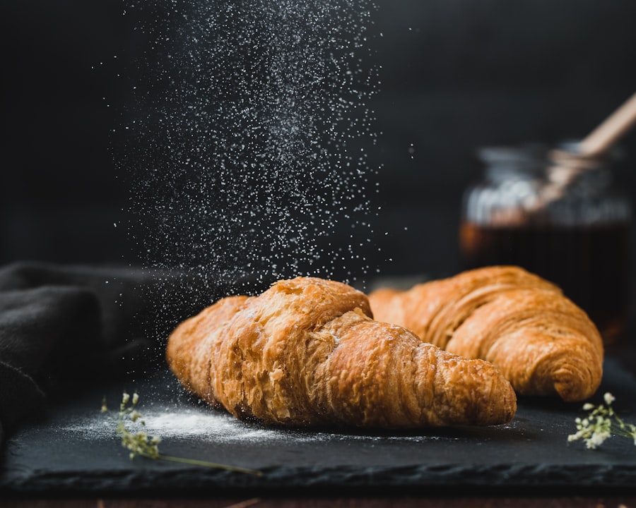 Frisches Butter-Croissant mit Puderzucker
