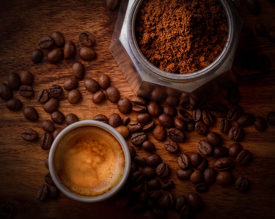 Frisch gezogener Espresso mit Kaffeebohnen